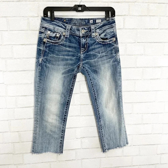 Miss Me Medium Distressed Wash Easy Capri Jeans Women's Waist Size 26 - Picture 2 of 10
